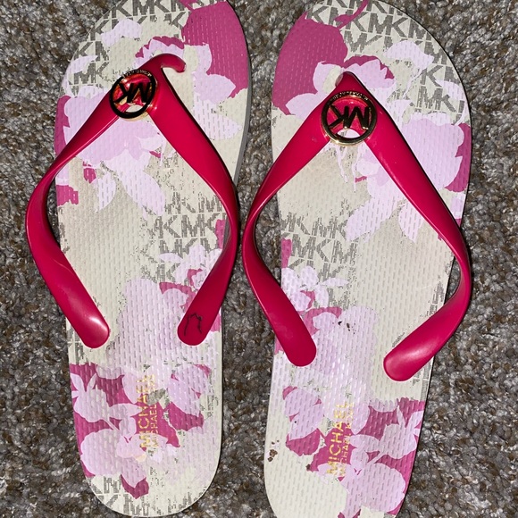 Michael Kors, Kate Spade & more brands - Picture 9 of 12